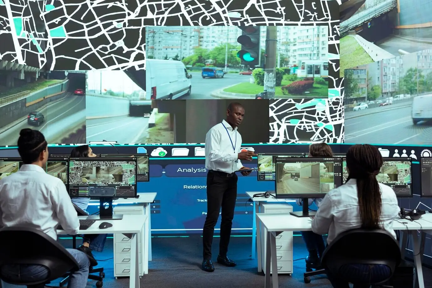 Manager afroamericano che sovrintende alle attività di monitoraggio in un centro di controllo